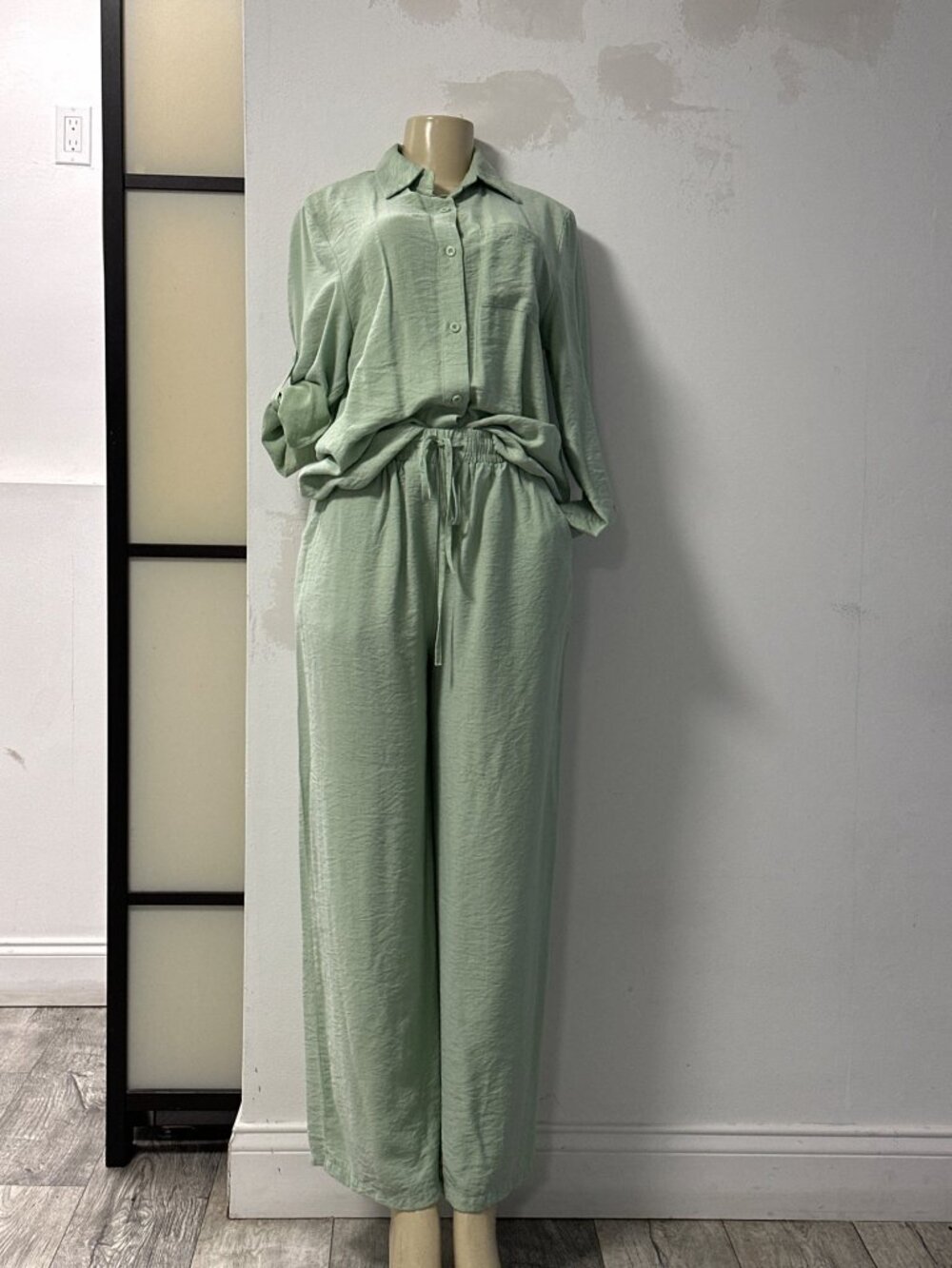 🌿 Conjunto de camisa y pantalón – Verde salvia